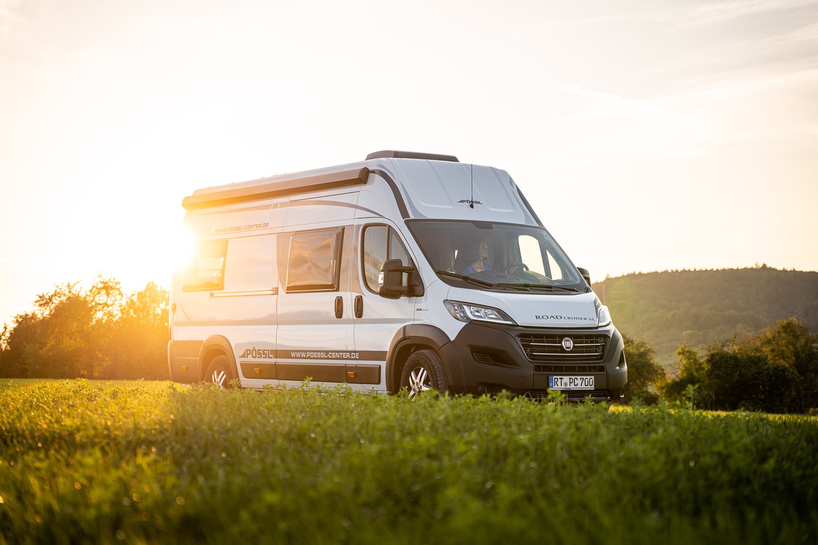 Pössl Roadcruiser XL beim Sonnenuntergang in den Natur