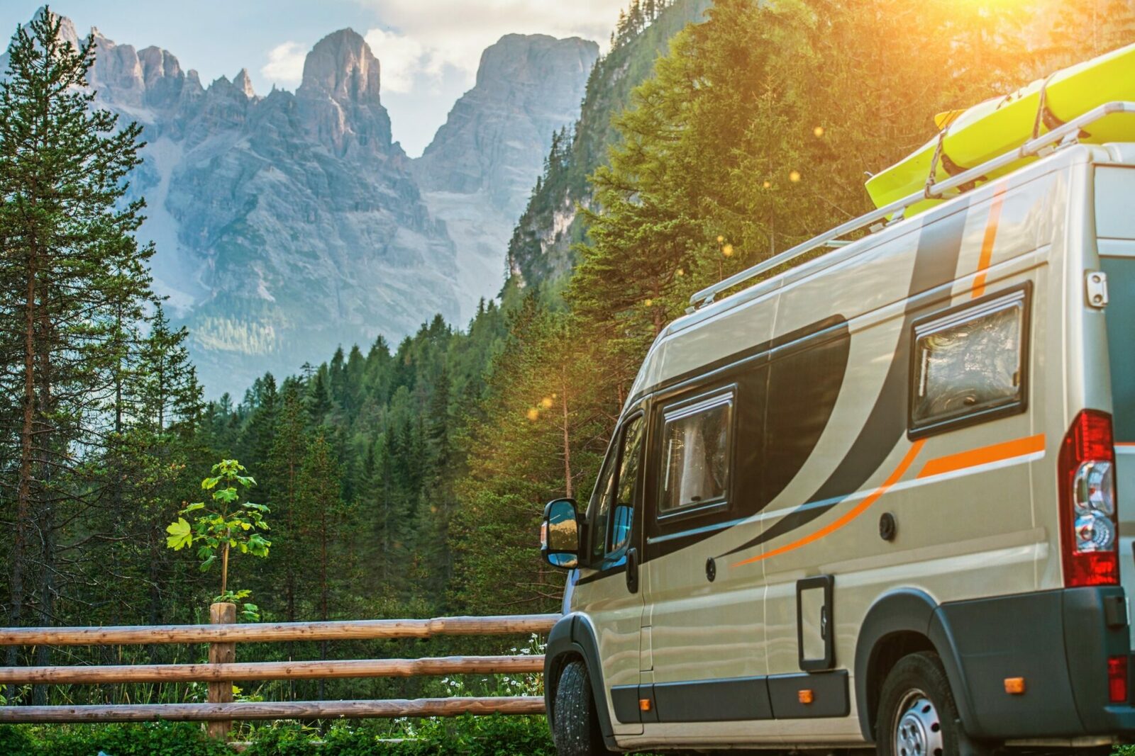 Wohnmobil mit einer Trenntoilette in den Bergen