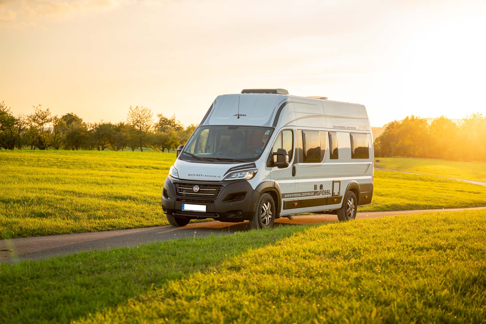 Pössl Roadcruiser XL während Sonnenuntergang in der Natur