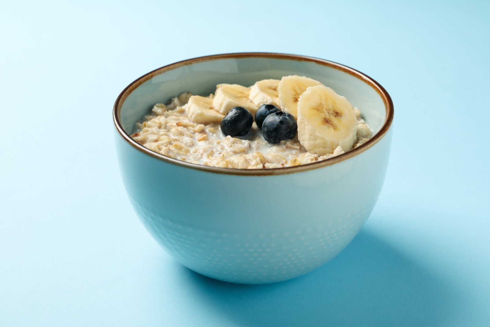 Porridge mit Früchten in einer Schale