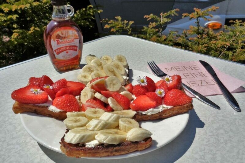 Armer Ritter süß mit Erdbeeren und Banane