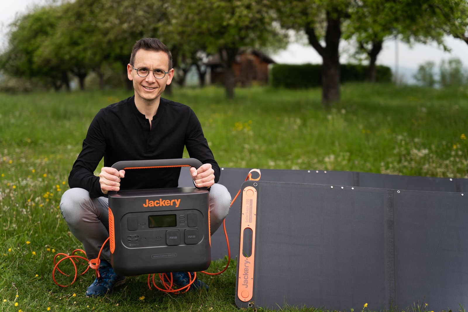 Person mit Jackery Solargenerator 2000 Pro