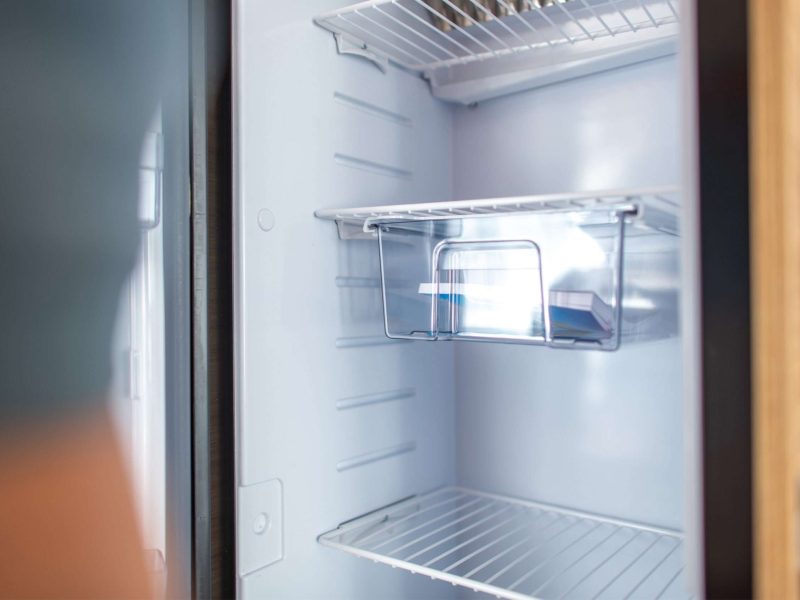 Leerer sauberer Wohnmobil Kühlschrank